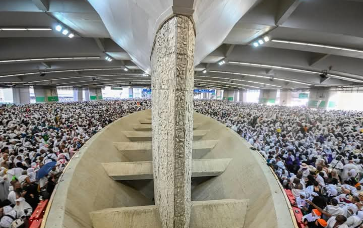 حجاج بيت الله الحرام يواصلون رمي الجمرات في أول أيام التشريق
