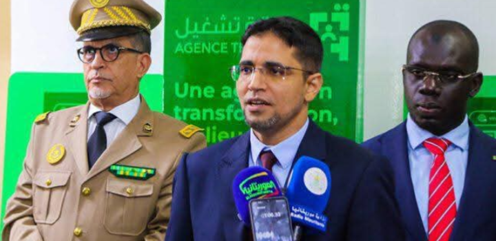وزير تمكين الشباب يتفقد "شباك التشغيل" في لكصر ويعلن إطلاق 3 برامج لربط العرض بالطلب